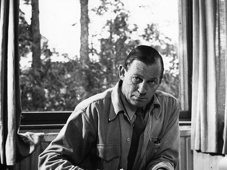 アルヴァ・アアルトデザインのアルテック製バーチ材テーブル82A/82B。クリアラッカー塗装されたシンプルな木製天板とスリムな脚が特徴のモダンなデザイン。