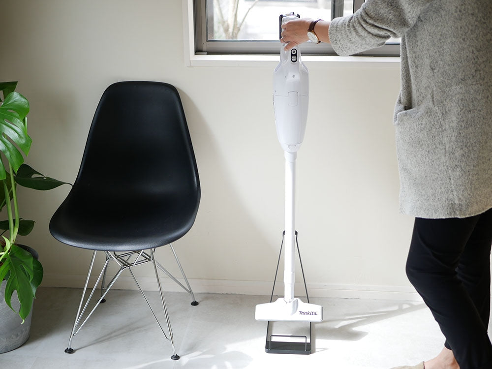 YAMAZAKI製タワー型スティッククリーナースタンド。スチール製でコンパクトなサイズにより、スティッククリーナーを安定して整理・収納します。