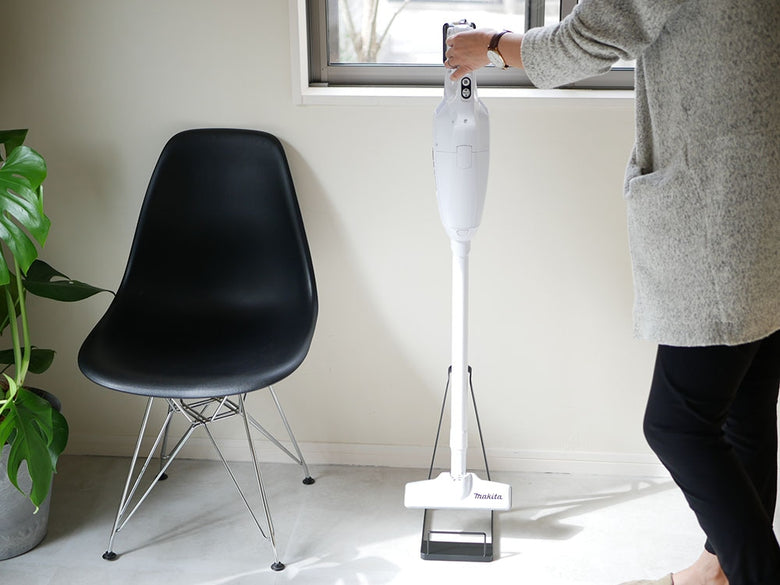 YAMAZAKI製タワー型スティッククリーナースタンド。スチール製でコンパクトなサイズにより、スティッククリーナーを安定して整理・収納します。