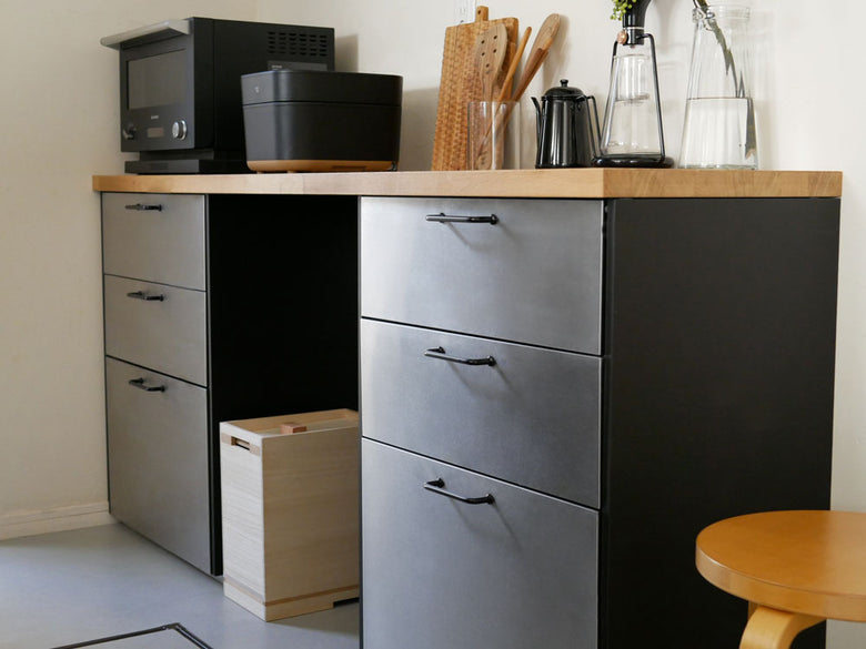 キャスター付き桐製米びつ、ブラックチェリーの取っ手