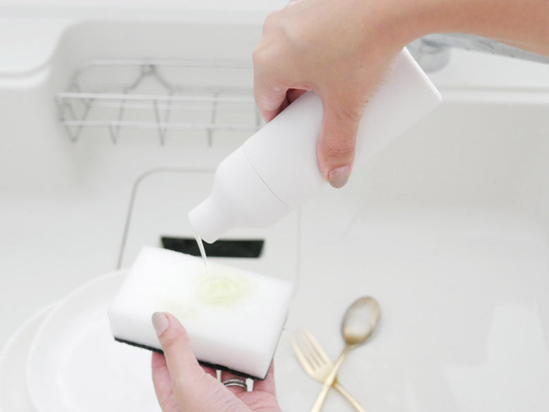 サラサデザインのシリコン製スクイーズボトル、直径約5cm高さ17cm、150ml容量、プラスチック製