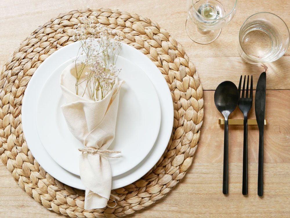 Horn Please製の真鍮カトラリーレスト。幅9cm、高さ1cmのスタイリッシュなデザインで、テーブル上のカトラリーを美しく整理します。