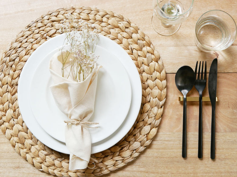 Horn Please製の真鍮カトラリーレスト。幅9cm、高さ1cmのスタイリッシュなデザインで、テーブル上のカトラリーを美しく整理します。