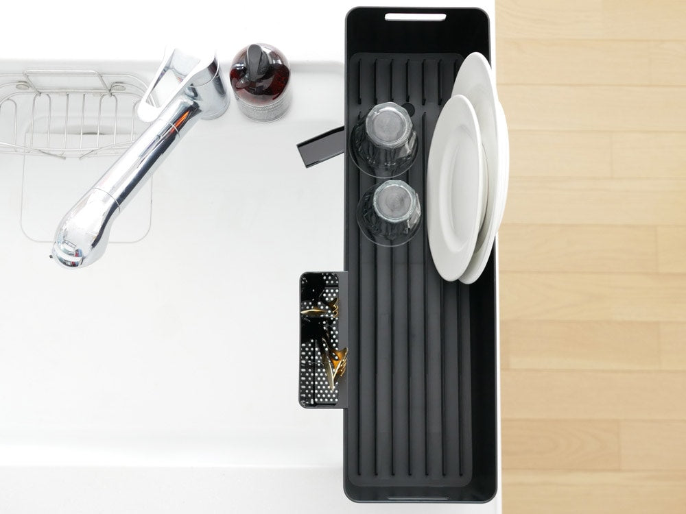 タワーのスリム水切りバスケットがキッチンに置かれている