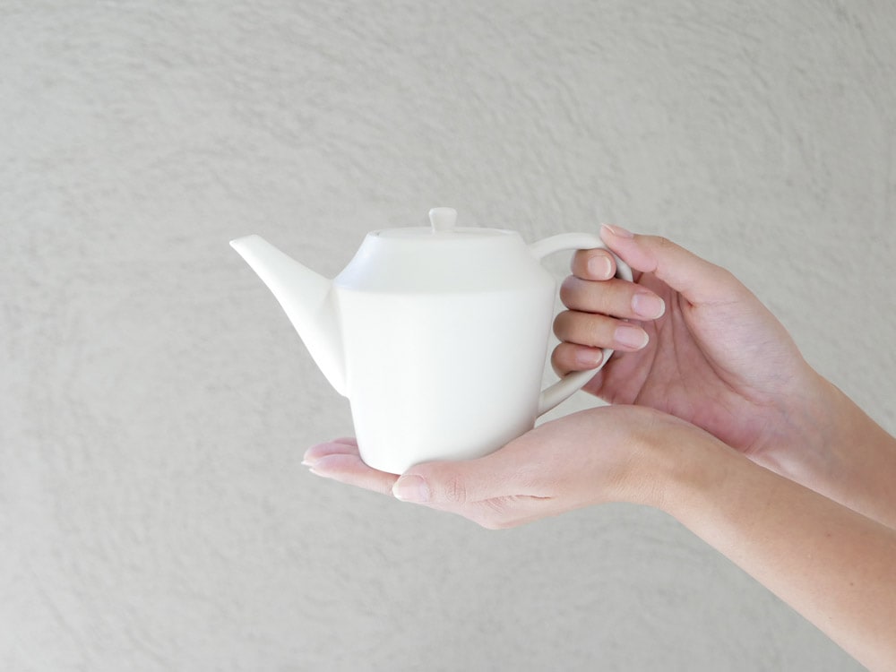 SAKUZANの手作り磁器Saraポット。自然な風合いが特徴のティーポット