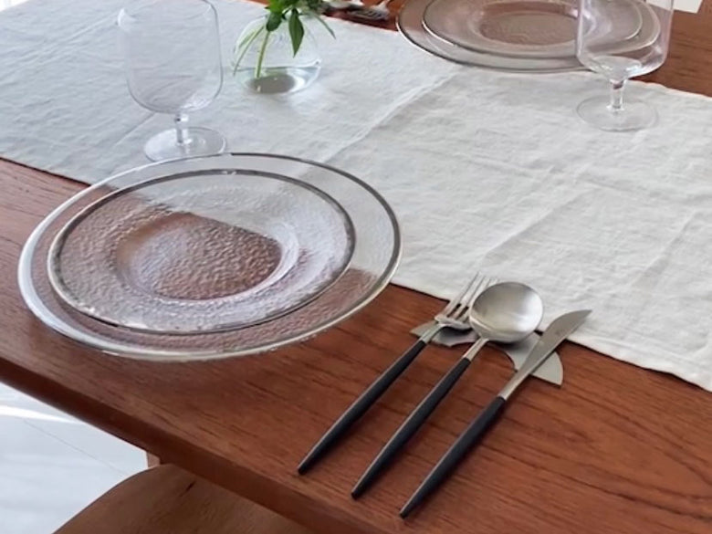 ポルトガル製CutipolのGOAカトラリーセット。マット仕上げのステンレスと樹脂で作られたディナーナイフ、ディナーフォーク、ディナースプーン、デザートフォーク、デザートスプーン、コーヒースプーンが美しく並んでいる