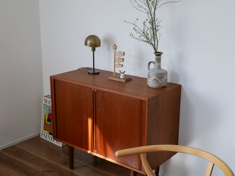 P.F WORK SHOP製の木製コイノボリと兜のセット。ブナやマホガニーなどの天然木を使用し、高さ25cmの伝統的なデザインが特徴です。