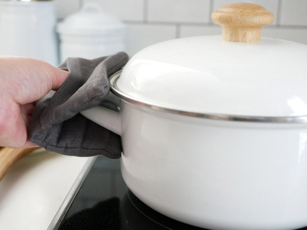 sarasa designのリネンキッチングリルミトン。サイズ約10×15cm、麻100％、内側は綿とポリエステル100％。インド製。