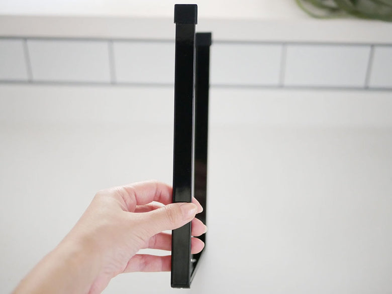 YAMAZAKIの【tower/タワー】ポリ袋エコホルダー。カーボンファイバー風のユニクロメッキスチール本体とシリコン樹脂キャップを備えたデザイン。