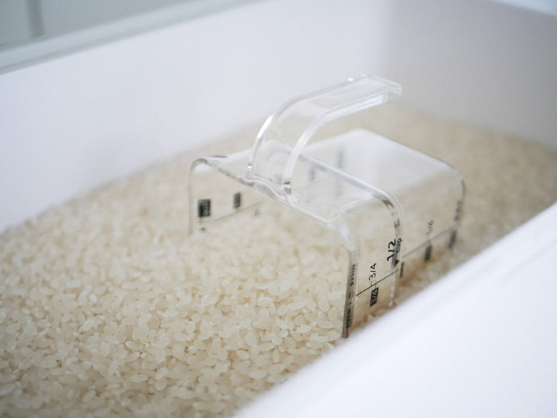 タワーブランドの密閉シンク下用米びつとアクリル計量カップ。ABS樹脂製でシンク下に設置可能なプラスチック製商品