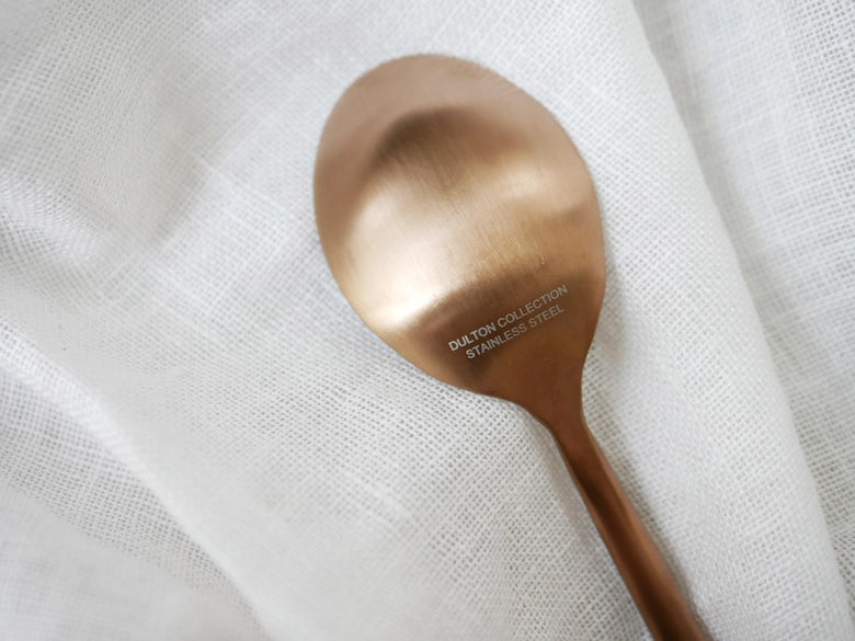 ダルトンの銅製スプーンが並んだカトラリー