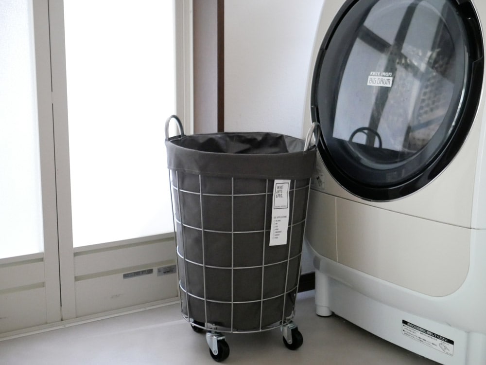 BRIDブランドのランドリーストレージ ラウンド33L、キャスター付きのスチール製丸型収納ボックス