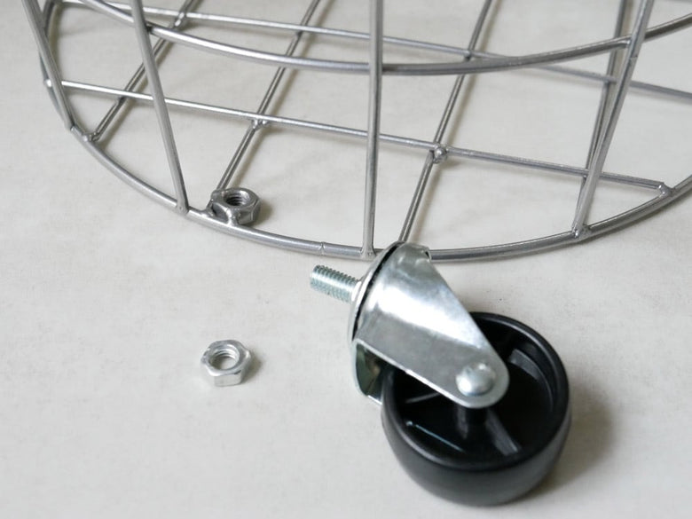 BRIDブランドの銀色スチール製ラウンドランドリーストレージ、メッシュ布地とキャスター付きで移動可能なデザイン