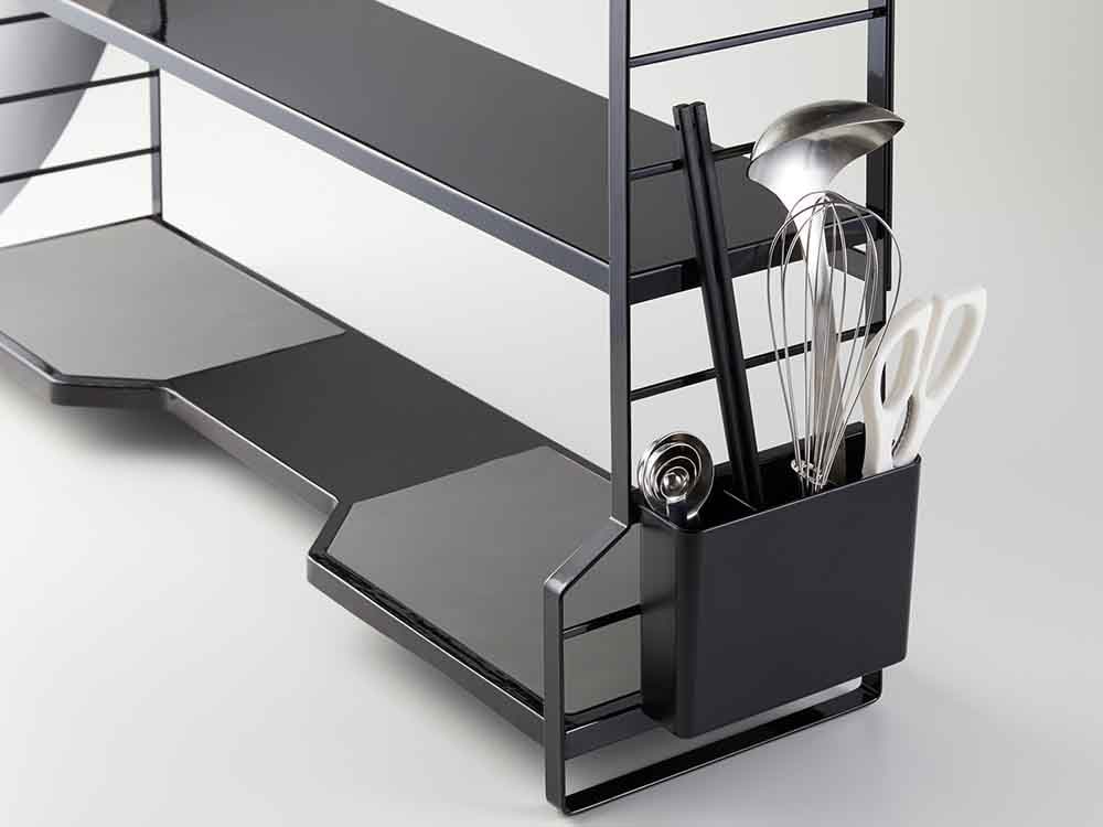 YAMAZAKI/tower製コンロ奥ラック、スチール製キッチン棚で調理器具やカトラリーを整理収納