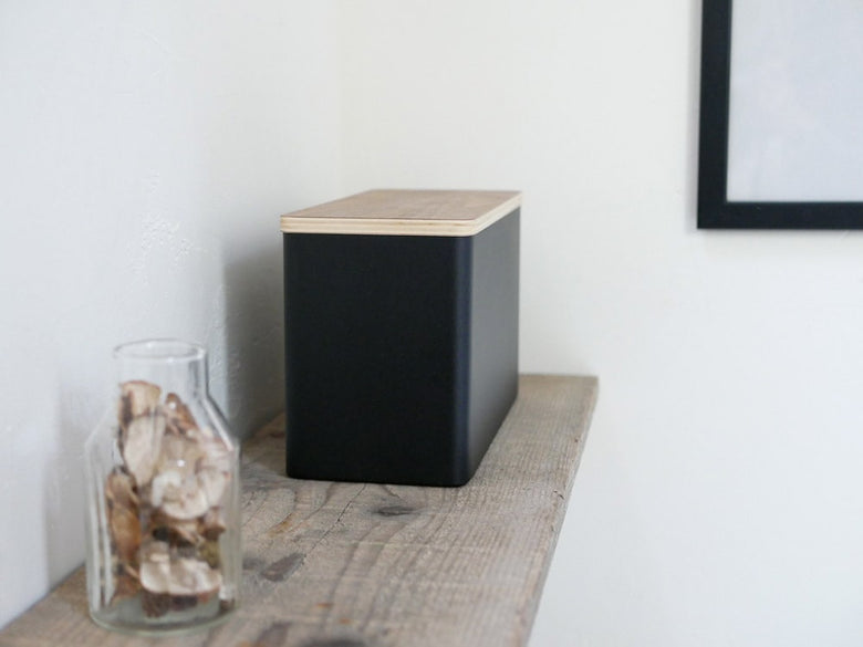 スチールと木材のサニタリー収納ケース