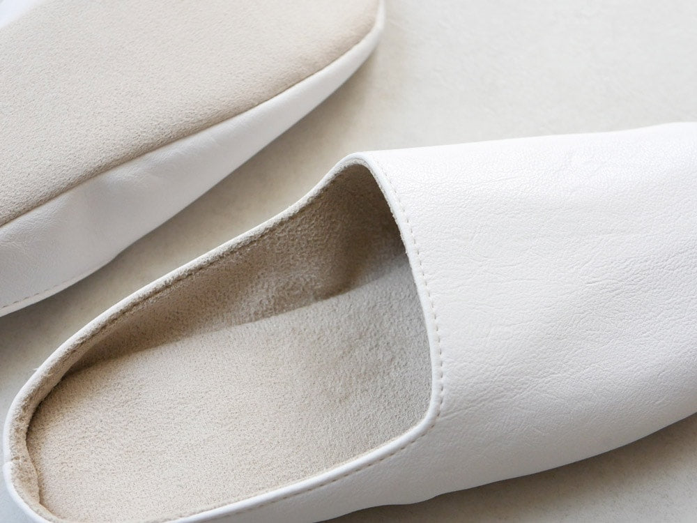 サラサデザインの白と灰色のバレエフラットルームシューズ。合成皮革使用の快適なスリッパ