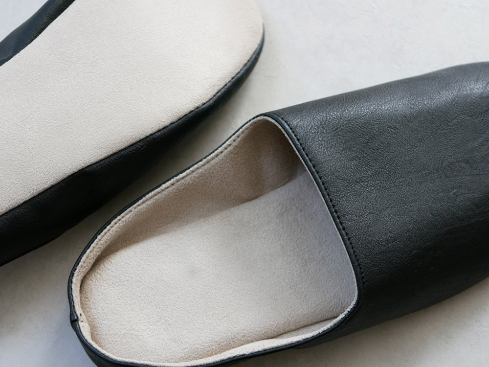 サラサデザイン プレーンステッチ ルームシューズ、白と黒の合成皮革バレエフラット、グレーとシルバーのアクセント付き