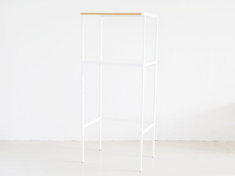 YAMAZAKI/towerブランドのゴミ箱上に設置するスチール製ラック、天然木ハンガーバー付き、高さ130cmの収納ラック