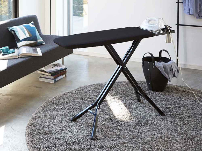 YAMAZAKI/toscaのスタンド式アイロン台「tower/トスカ」が木製の床の上に設置されている様子