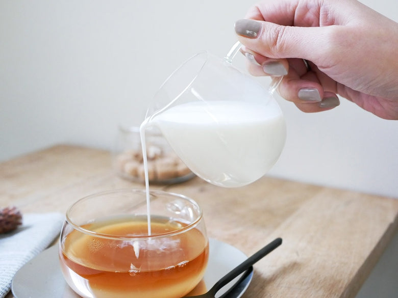 キントーUNITEAミルクピッチャーにミルクが注がれている