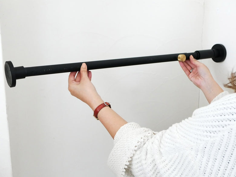 ドローアラインのテンションロッドとシェードが設置されたパイプ