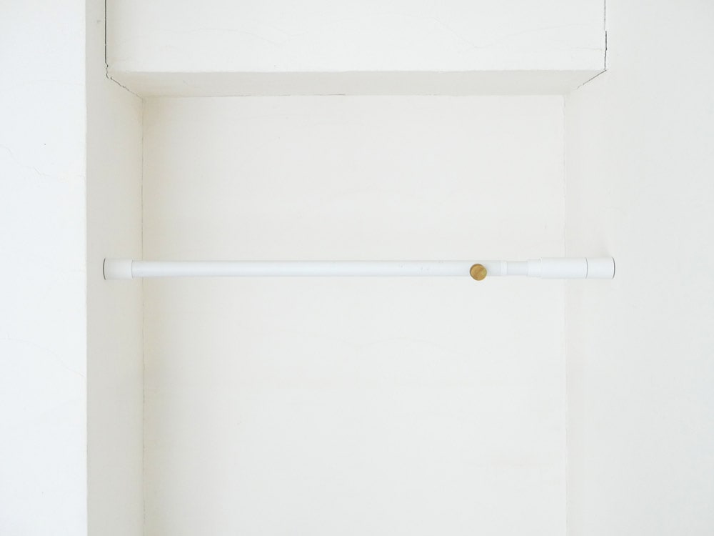 ドローアラインのテンションロッドと棚が設置された家庭用ハードウェア