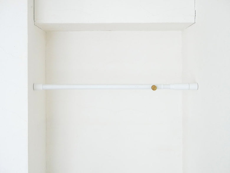 ドローアラインのテンションロッドと棚が設置された家庭用ハードウェア