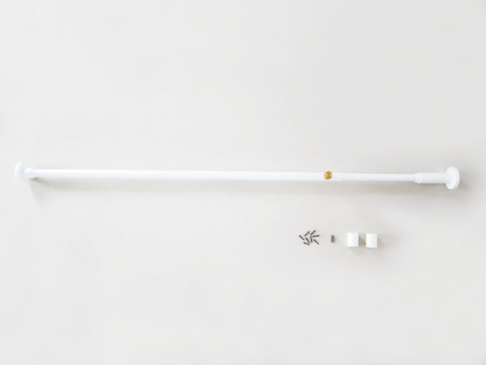 家庭用テンションロッドに取り付けられたSフック