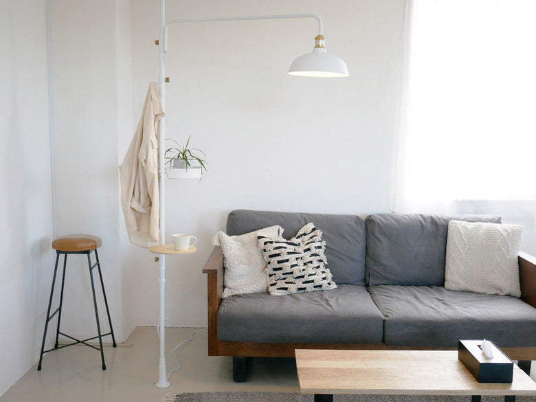 リビングルームに配置されたドローアラインの家具と照明