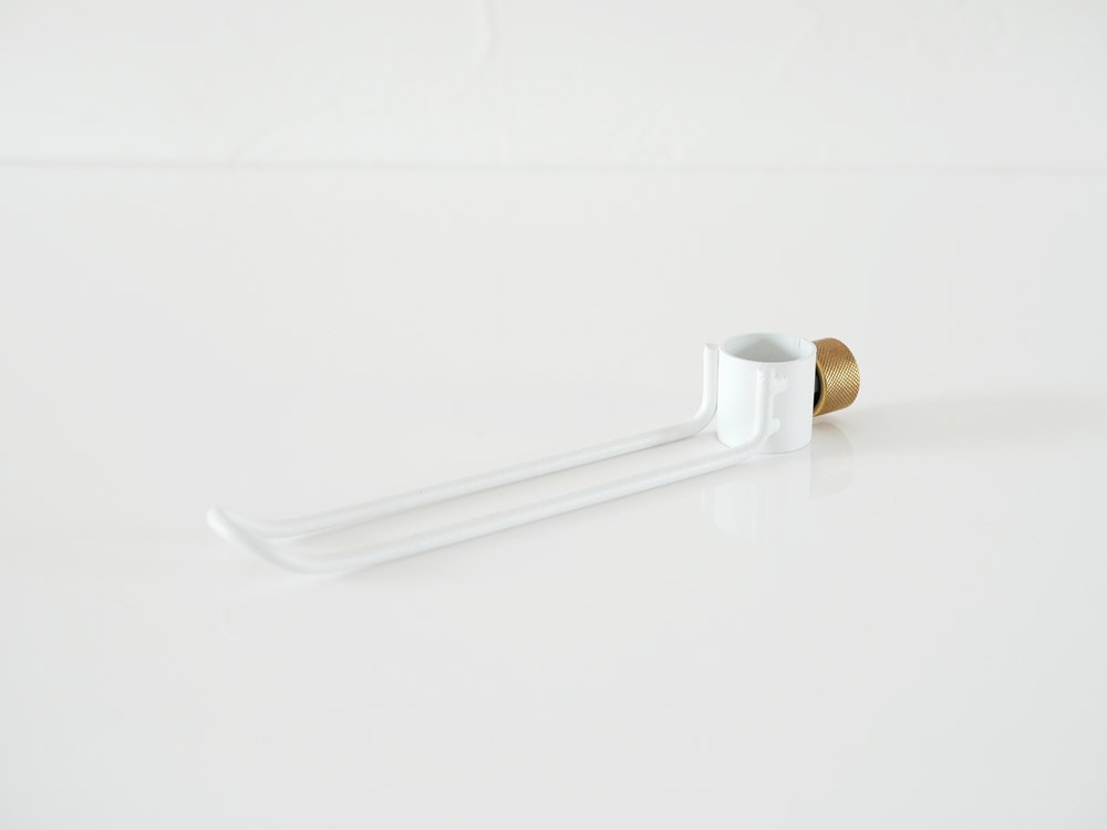 壁に垂直に取り付けられたドローアラインフック