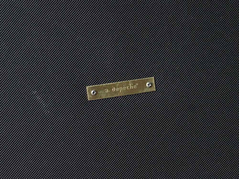 銀色のフレームとレザー、メッシュ素材のオットマン