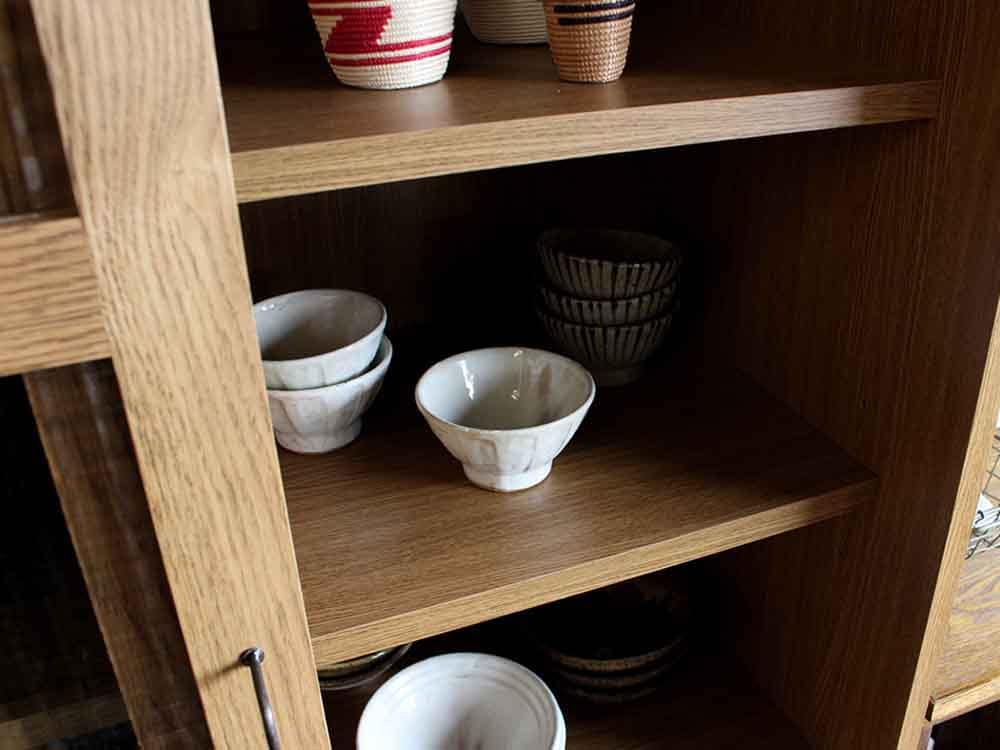 オーク材のスライドガラスキャビネット、可動棚付き