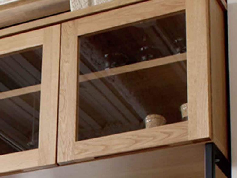 オーク無垢仕上げのキッチンボード、黒スチール脚とガラス棚付き