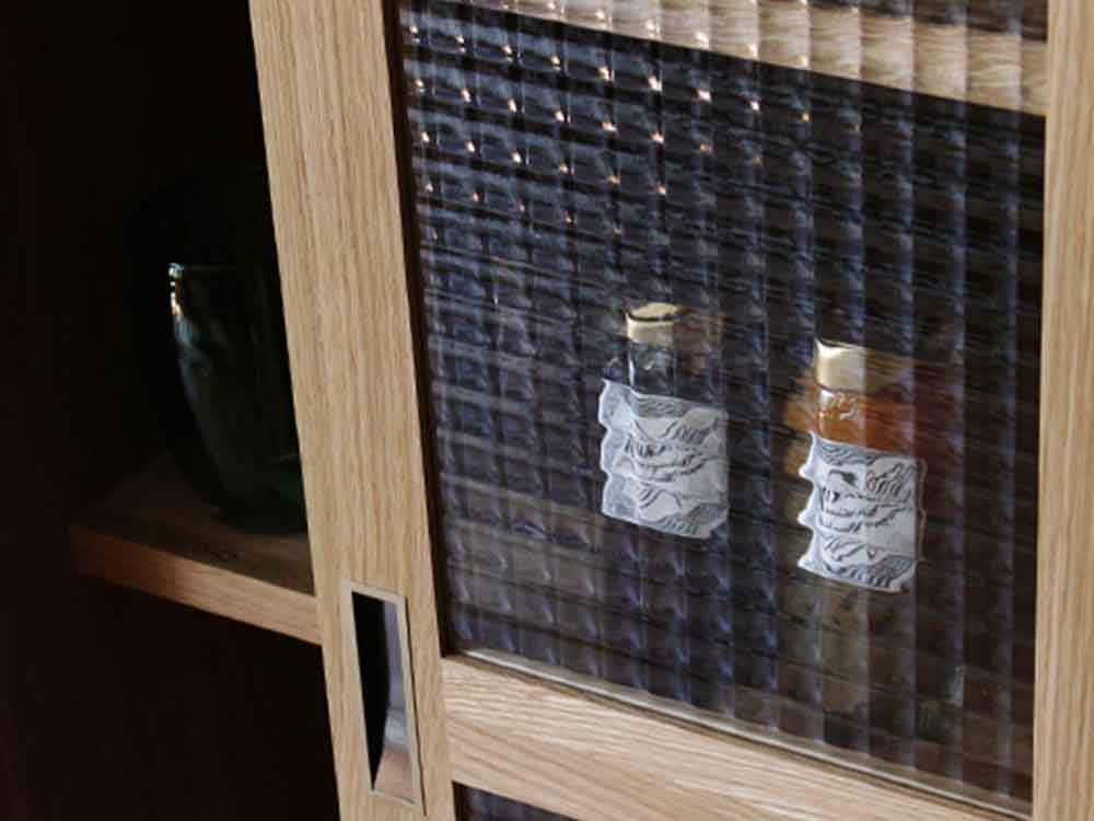 オーク無垢のスライドガラスキャビネット