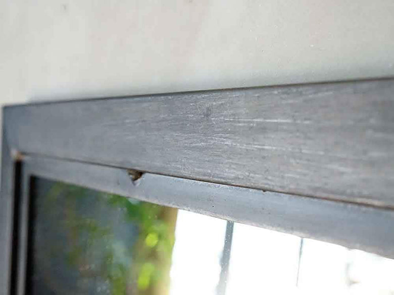 グレーとシルバーの木製ミラー