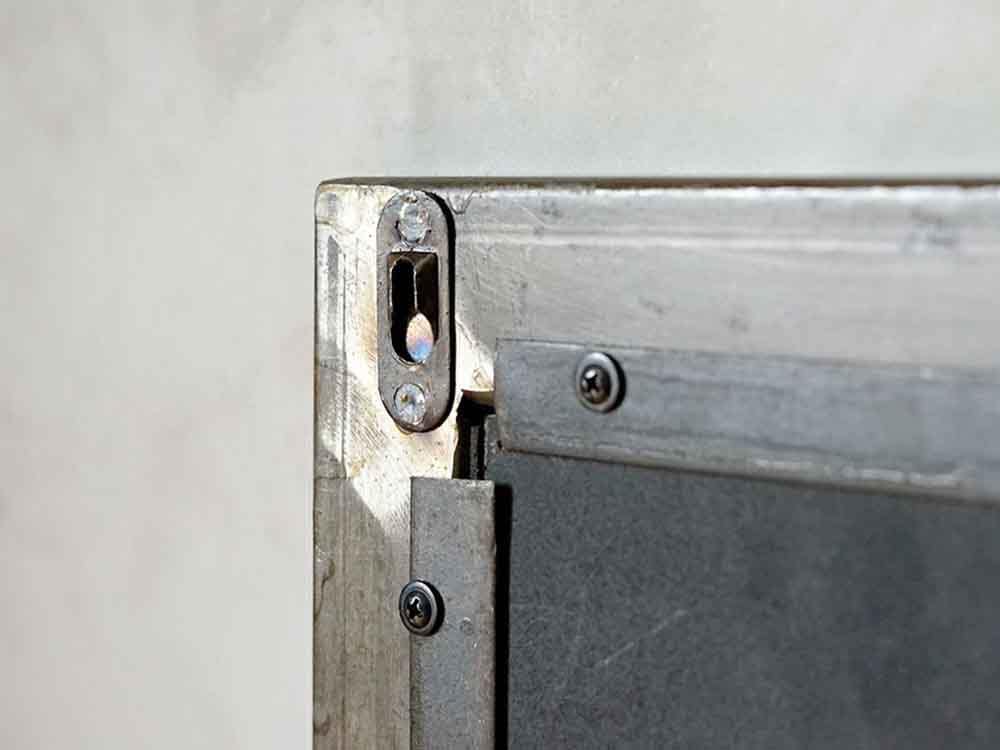 灰色のスチールミラー