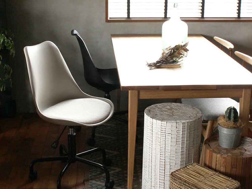 アデペシュのグレーキャスター椅子が木製床の室内に配置されている