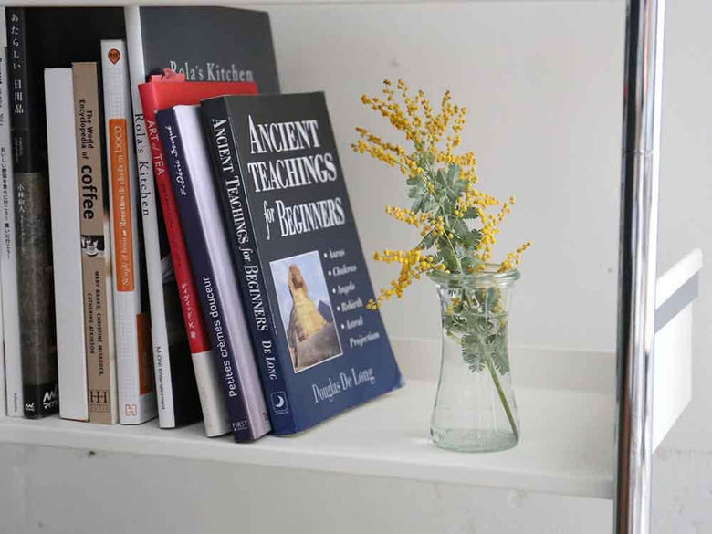 WECKデリカテッセンのガラスジャーが棚に並んでいる