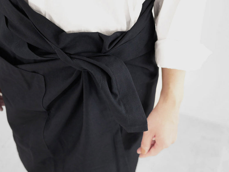 ラッフルデザインのオーガニックコットンラップドレス