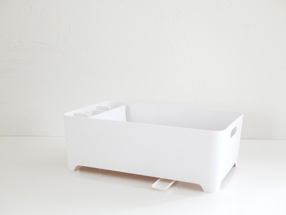 YAMAZAKIタワー製のプラスチック水切りバスケットがキッチンシンク上に設置されている様子