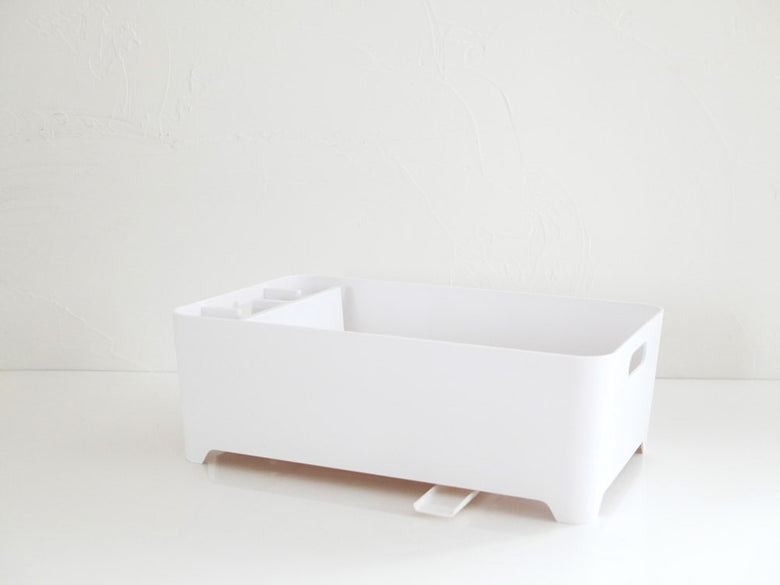 YAMAZAKIタワー製のプラスチック水切りバスケットがキッチンシンク上に設置されている様子