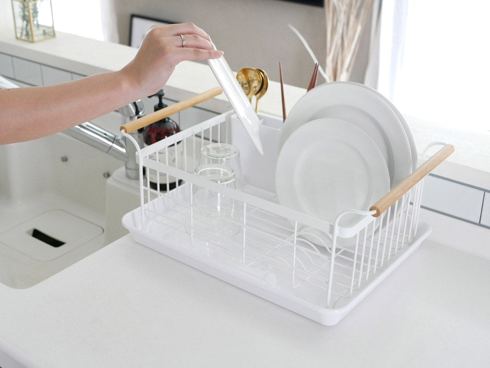 YAMAZAKIトスカ製のステンレスと天然木を使用した水切りバスケット。キッチンのシンク周りに置けるデザインで、食器やカトラリーの整理に最適です。