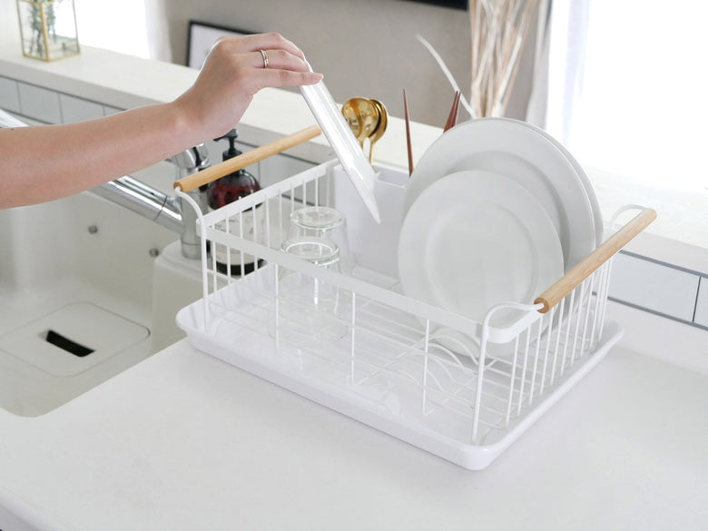 YAMAZAKIトスカ製のステンレスと天然木を使用した水切りバスケット。キッチンのシンク周りに置けるデザインで、食器やカトラリーの整理に最適です。