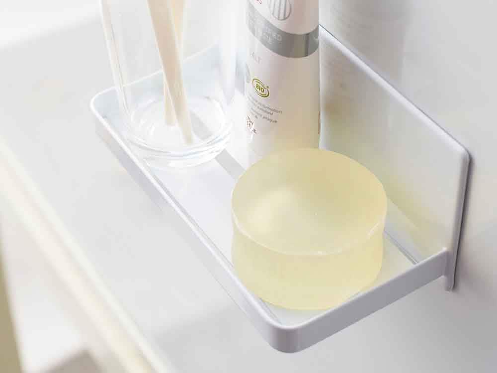 YAMAZAKI/towerのマグネットバスルームラック。スチール製でマグネットを使って平らな壁面に取り付け可能な棚、個人用ケア用品やボトルを収納できるデザイン。