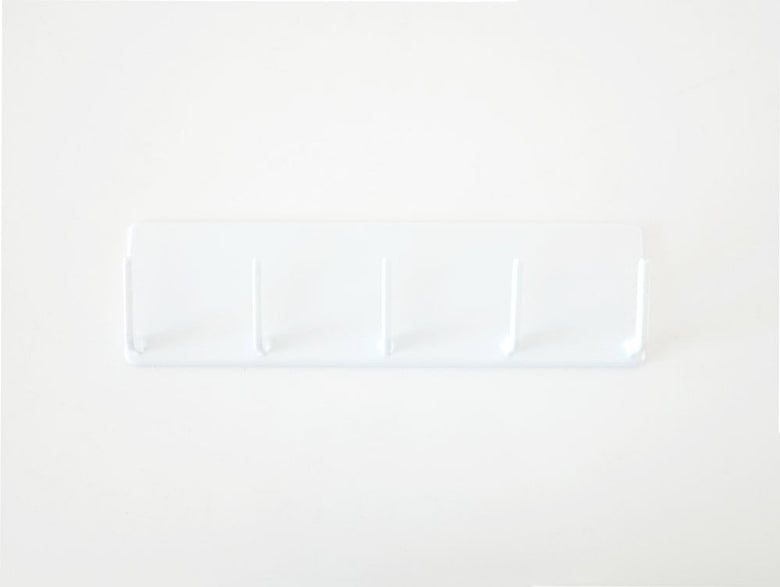 YAMAZAKIタワーのマグネットバスルームフック。スチール製で磁石とシリコーン滑り止めが付いており、浴室の平らな壁面に取り付け可能なデザイン