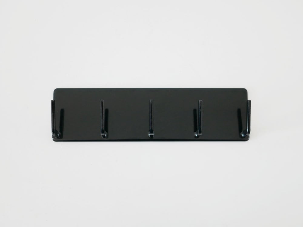 YAMAZAKI/tower製マグネットバスルームフックが浴室の平らな壁面に磁力でしっかりと取り付けられている様子