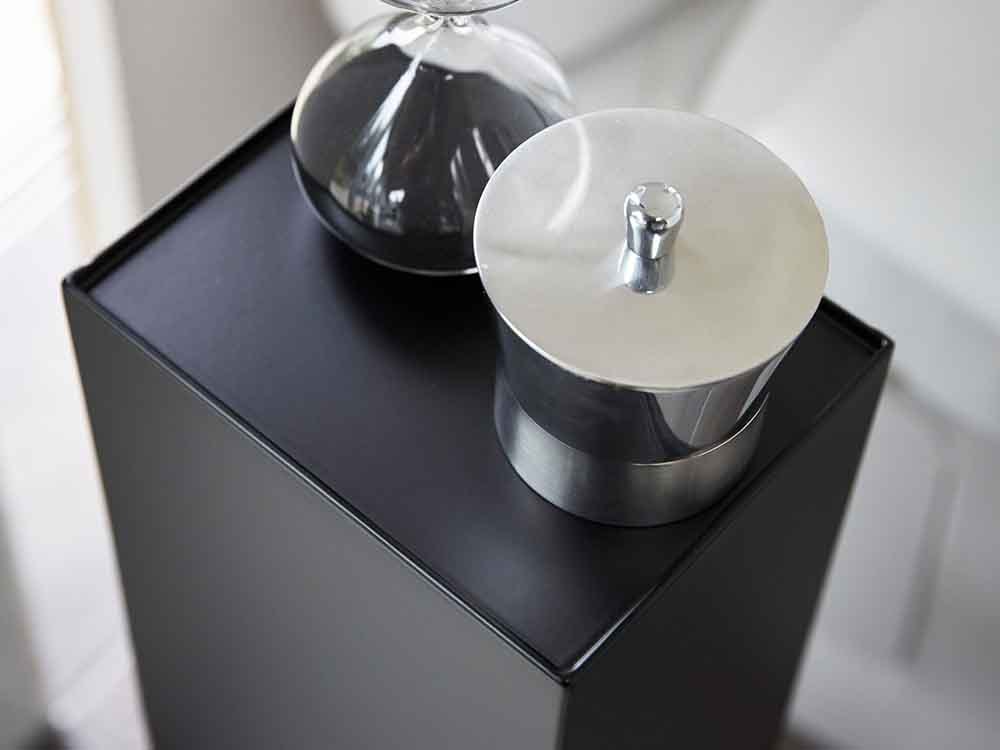 YAMAZAKI/towerのスリムトイレラックに銀色のガラス花瓶とセラミック花鉢が配置された静物写真