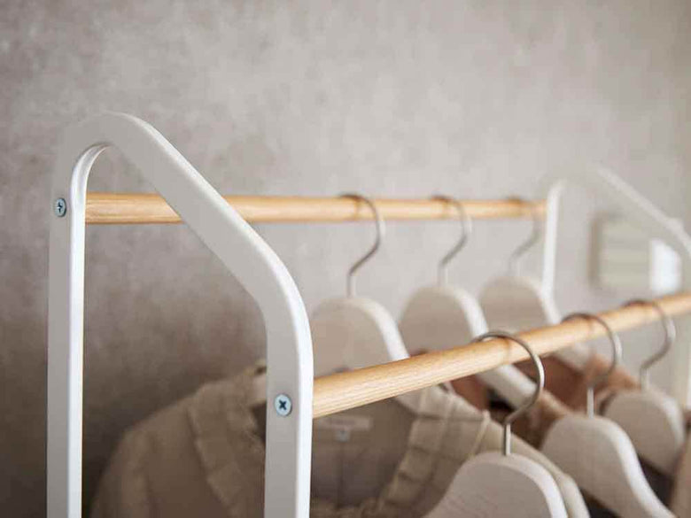 YAMAZAKI Towerのキャスター付きハンガーラック、天然木のバーとスチール本体を組み合わせたデザイン