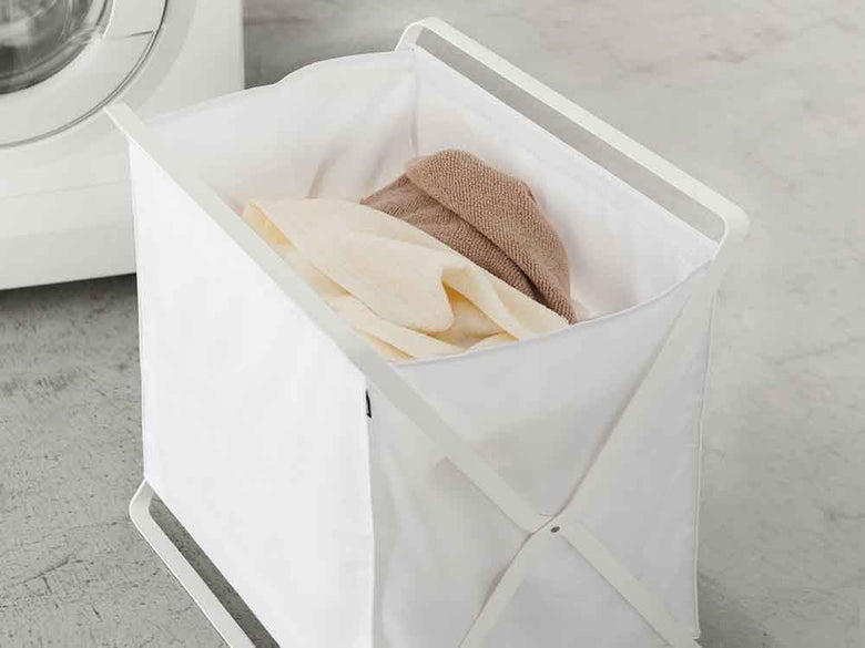 YAMAZAKIタワー製手荷物収納ボックス、銀色スチールフレームとポリエステルバスケットを備えた家庭用収納ボックス