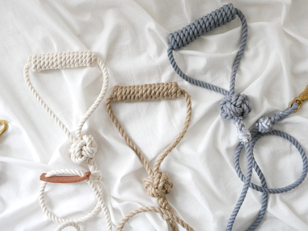 TOOLS FOR THE DOG製の手作りブレイド犬用リード。自然素材のロープを編み、特徴的な結び目が施された日本製